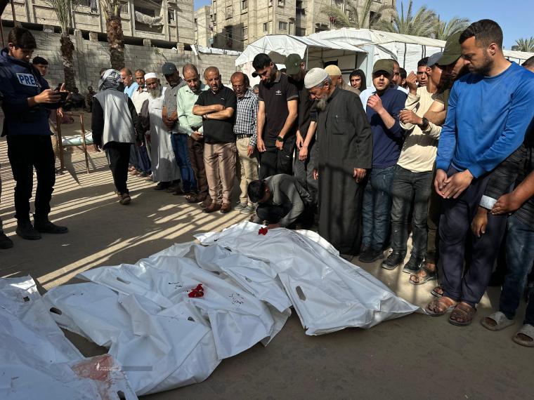 تشييع ١٠ شهداء في مدينة خان يونس ارتقوا في قصف الليلة (4).jpeg