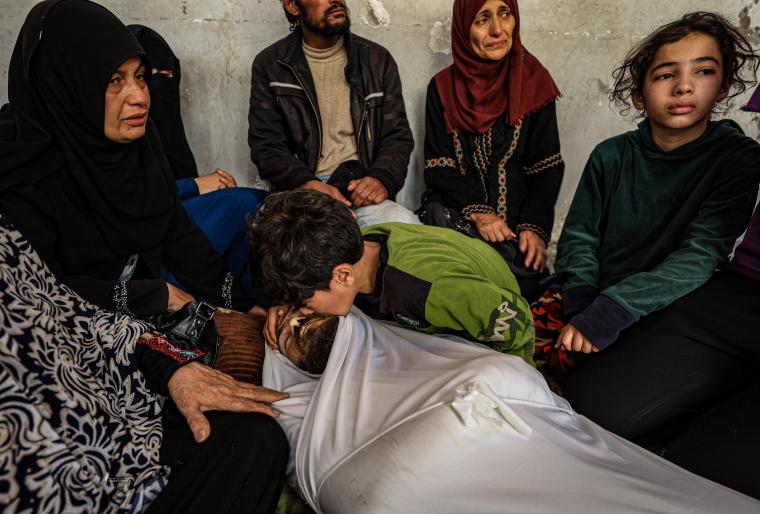 وداع حزين في المشفى الأهلي لـ15 شهيد بعد قصف منازل بشمال قطاع غزة (10)