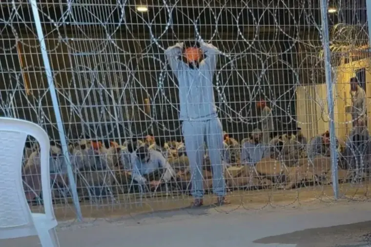 أسرى فلسطينيون داخل سجن "سديه تيمان" الإسرائيلي