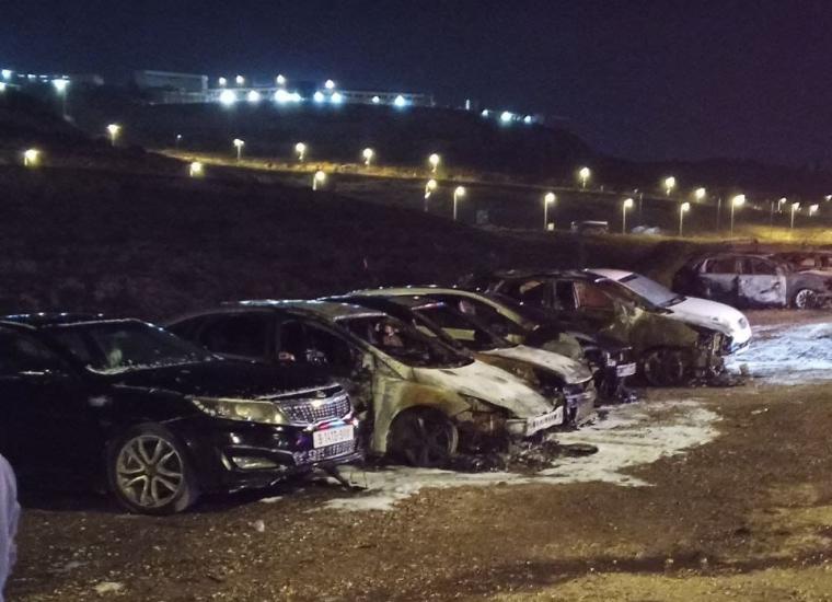 مستوطنون يحرقون مراكب المواطنين في الضفة