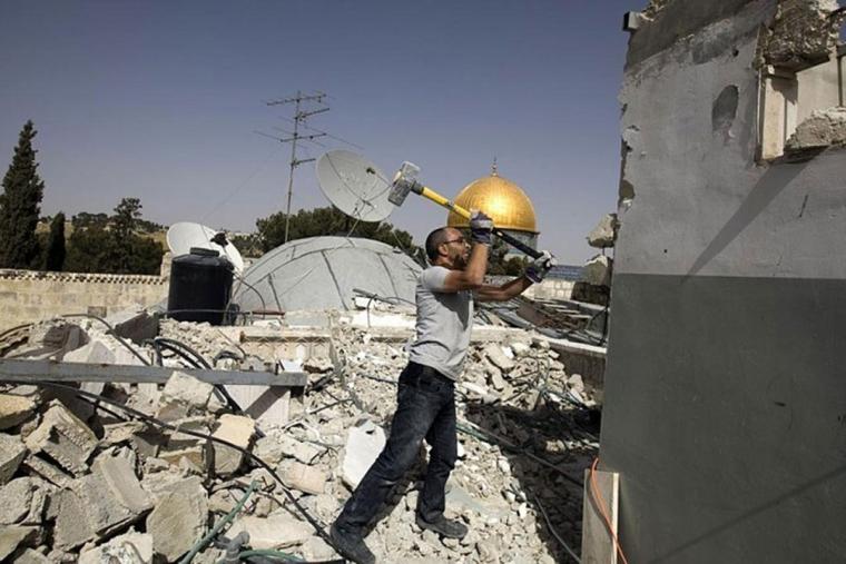 الاحتلال يجبر مقدسيا على هدم مكتبه في سلوان