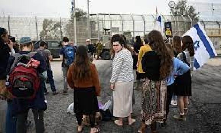 منظمة إسرائيلية متطرفة تمنع إدخال المساعدات إلى غزة عبر معبر كرم أبو سالم.jpeg