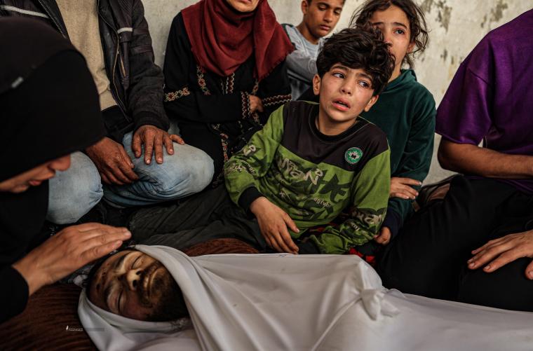 وداع حزين في المشفى الأهلي لـ15 شهيد بعد قصف منازل بشمال قطاع غزة (1)