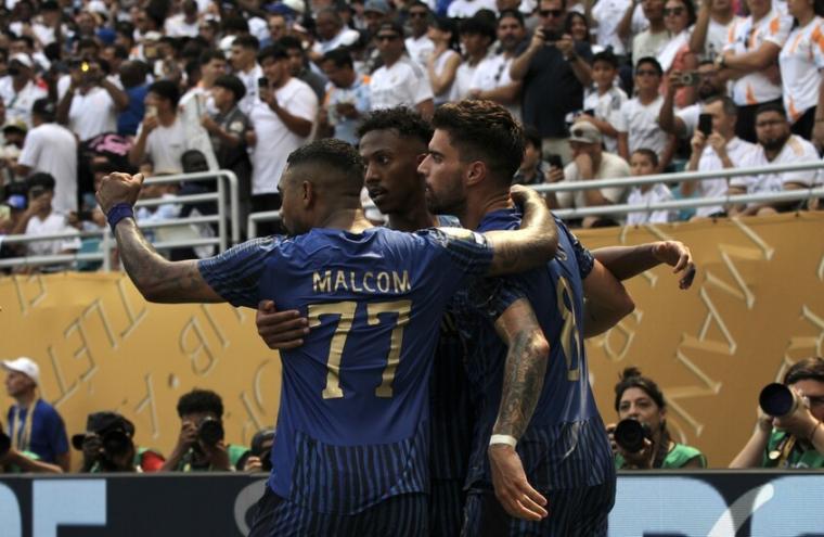 لاعبو الهلال السعودي