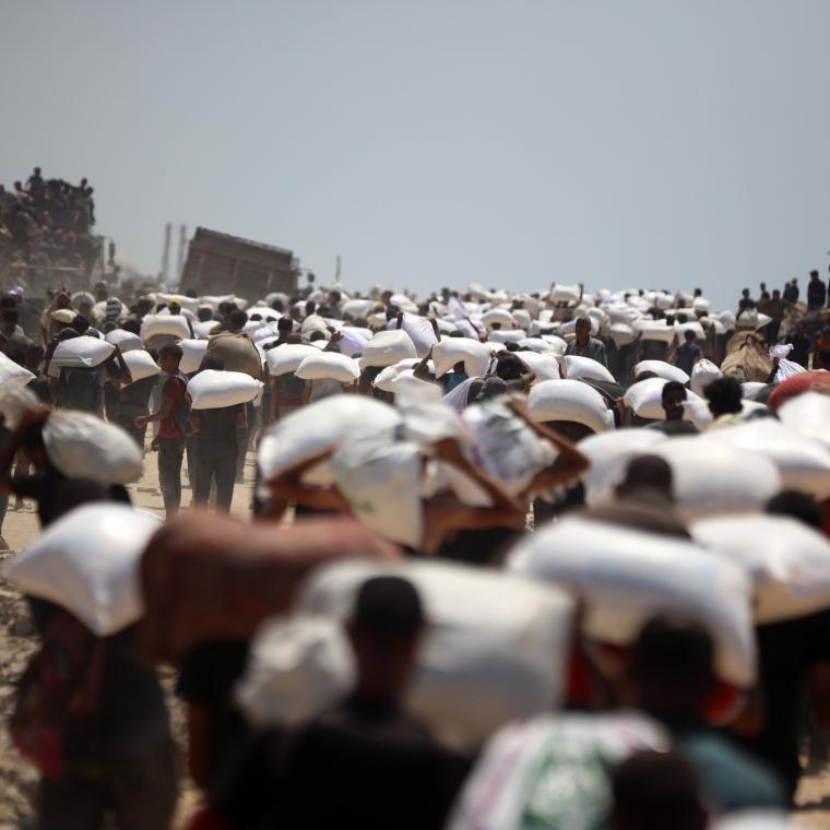 مواطنون يحملون اكياس الطحين خلال فترة المجاعة في غزة (ارشيفية)