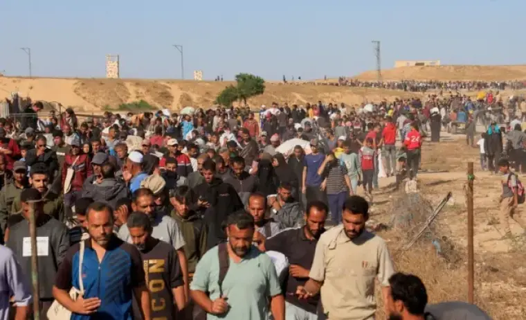 جائعون متجهون للحصول على بعض المساعدات من مؤسسة غزة الإنسانية
