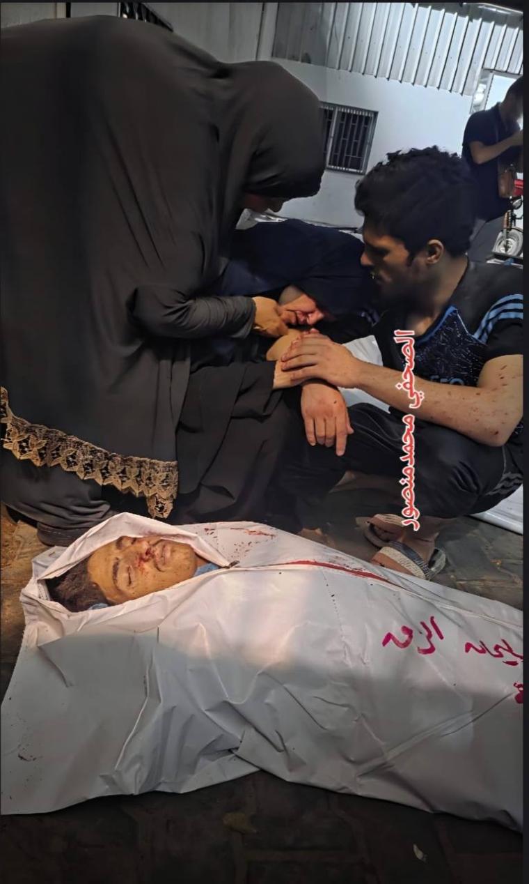 وداع الشهيد فاطمة الزق لنجلها الشهيد محمود أصغر اسير محرر