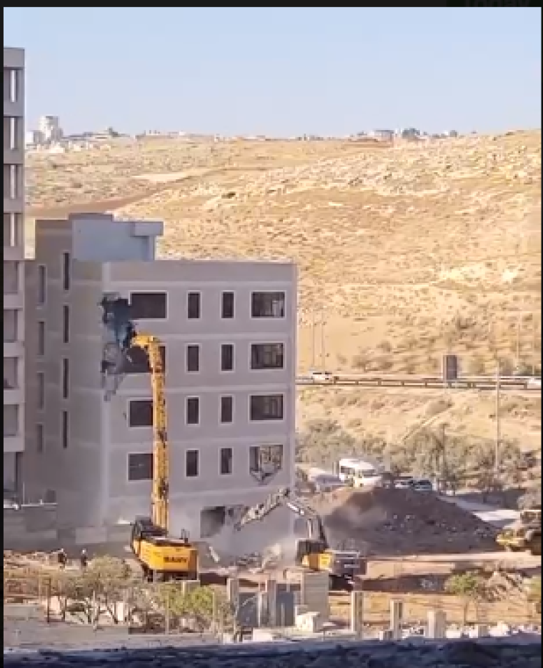 هدم بناية سكنية.PNG
