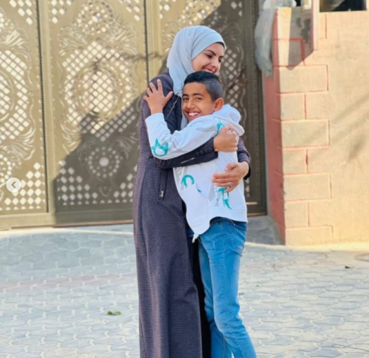الصحافية الشهيدة مريم أبو دقة ونجلها غيث