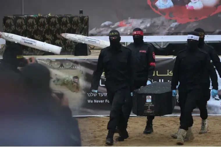 لحظة تسليم المقاومة في غزة جثامين "إسرائيليين" (أرشيفية)