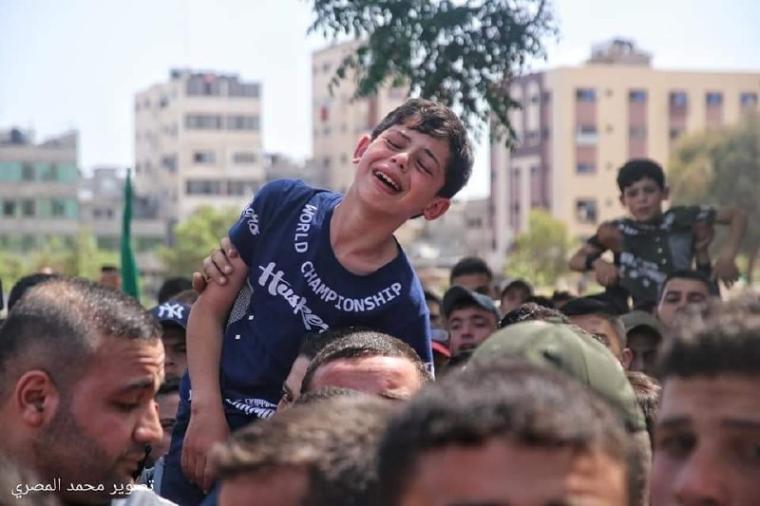 طفل يودع والده.jpeg