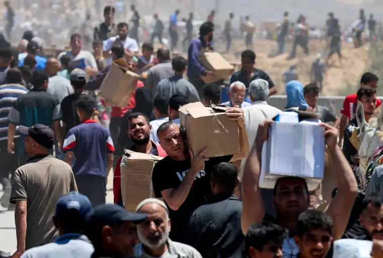 مواطنون فلسطينيون يتسلمون مساعدات إنسانية