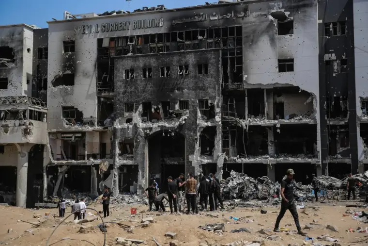 أضرار في مباني مجمع الشفاء الطبي في غزة