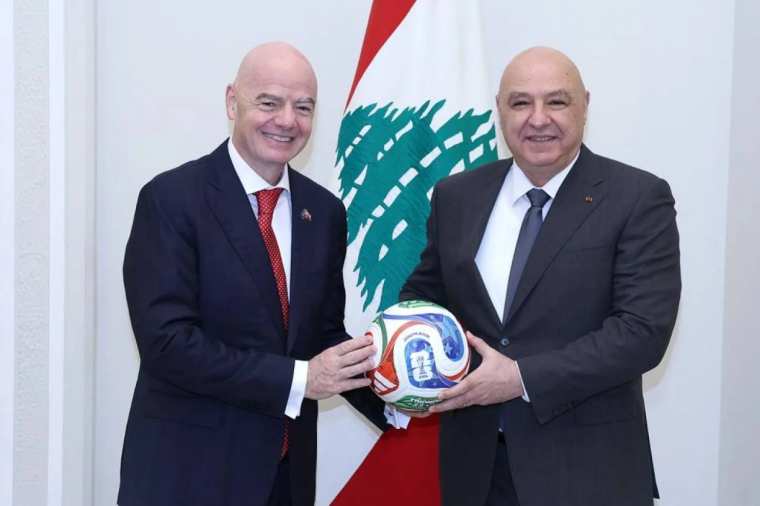 عون يمنح رئيس الفيفا الجنسية اللبنانية