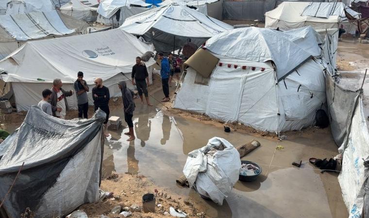 غرق خيام النازحين في غزة بفعل المنخفض الجوي