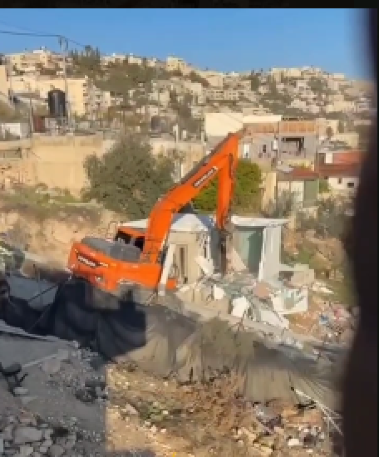آليات الاحتلال تهدم منزلا في الضفة