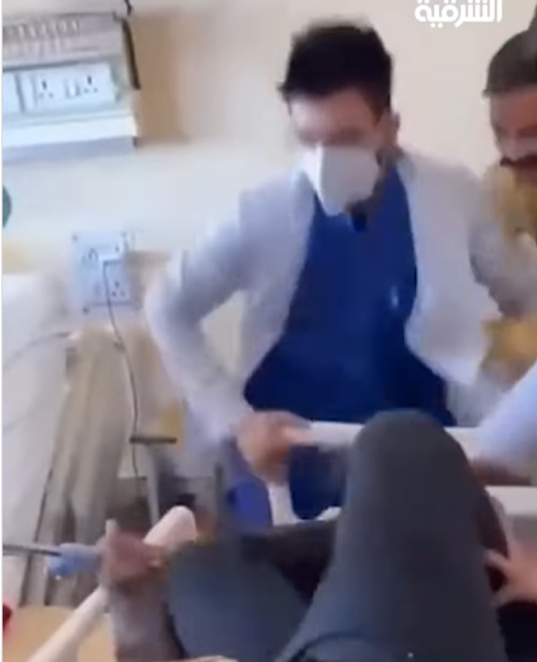 طبيب يضرب مريض بالهند .. شاهد القصة كاملة