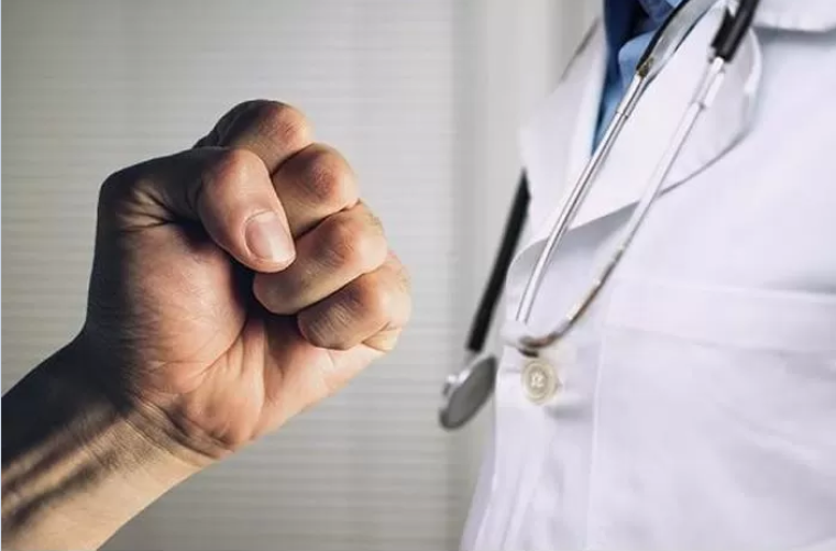 تفاصيل طبيب يضرب ممرض على السرير داخل المستشفى بالهند