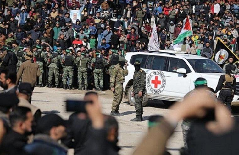 لحظة تسليم الصليب الاحمر الدولي جثث أسرى الاحتلال في غزة