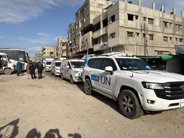 لحظة خروج عدد من المسافرين من قطاع غزة إلى معبر رفح