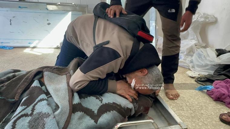 والد يودع نجله الشهيد في غزة (ارشيف)