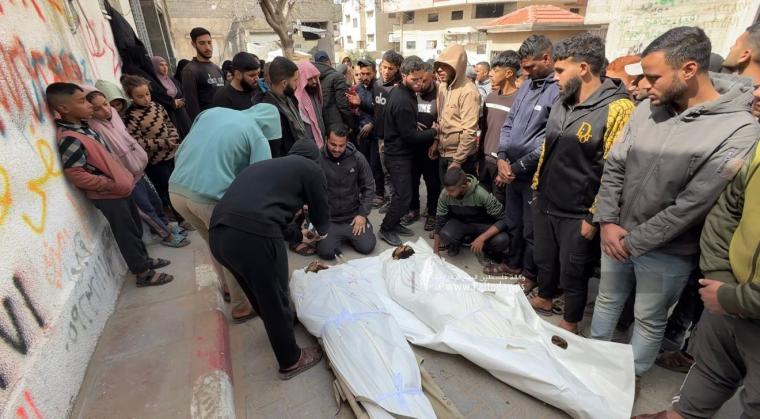 وداع 4 شهداء بمجمع الشفاء بعد غارات إسرائيلية شرق مدينة غزة (3).jpeg