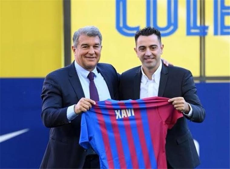 خوان لابورتا وتشافي المدرب السابق لبرشلونة