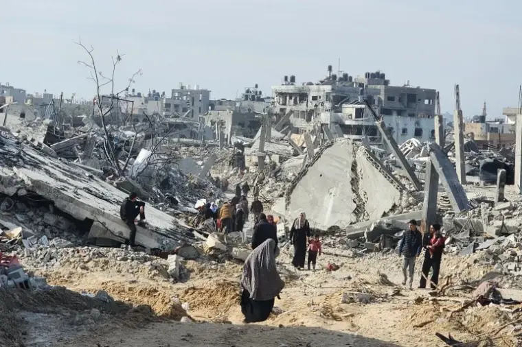 مواطنون يبحثون عن ذويهم المفقودين في غزة