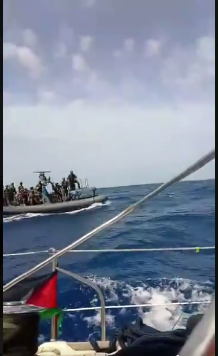 بحرية الاحتلال تحاصر سفينة اسطول الحرية.PNG