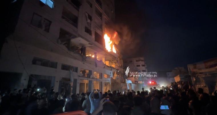 اشتعال النيران في بعمارة سكنية بعد القصف الإسرائيلي (1).jpeg