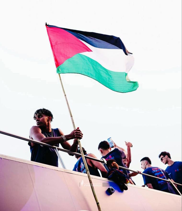 يامال وعلم فلسطين