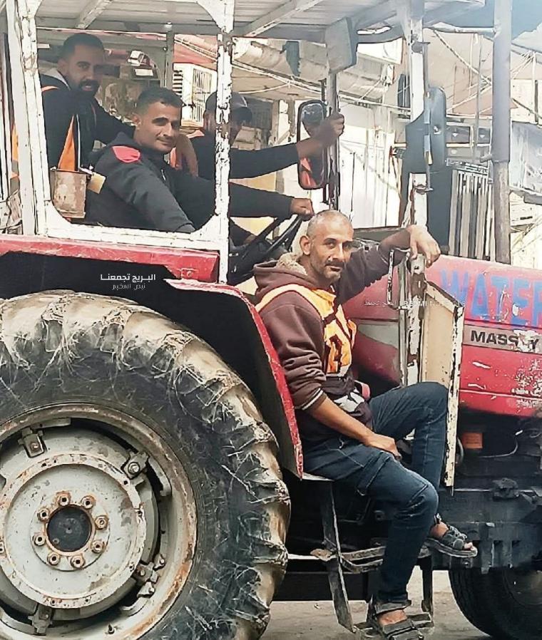 الشهيد معاوية العايدي رفقة زملائه في بلدية غزة
