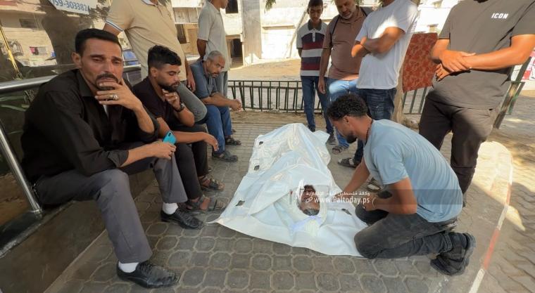 وداع ثلاث شهداء بمدينة غزة بعد قصف وتقدم الجيش على شارع صلاح الدين فجر اليوم (5).jpeg