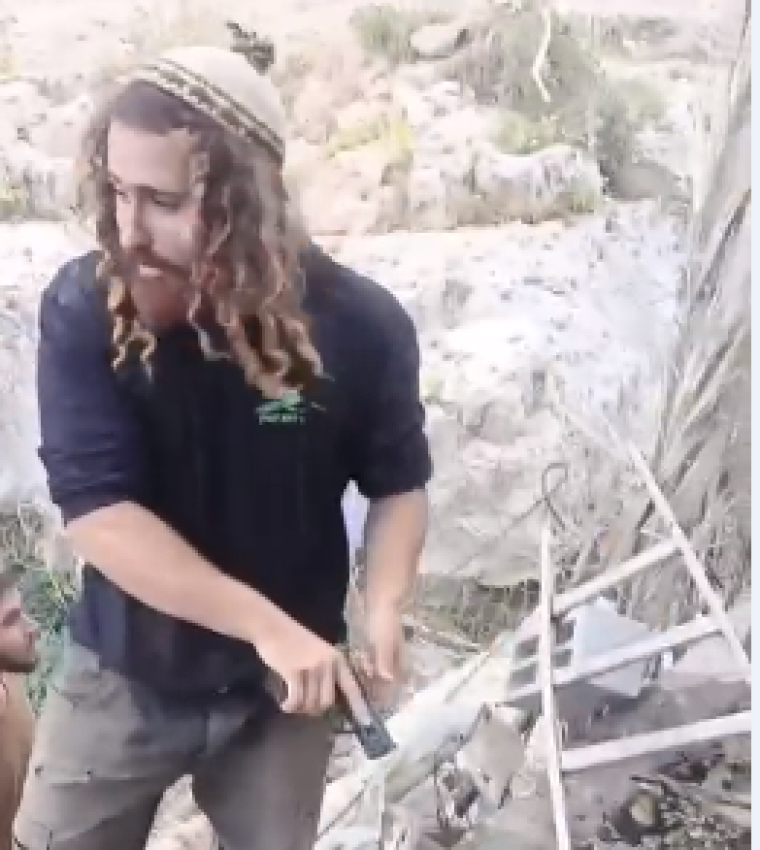 مستوطن مسلح.PNG