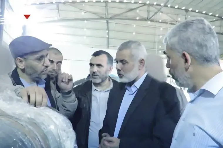 الشهيد محمد الضيف رفقة قادة من حماس