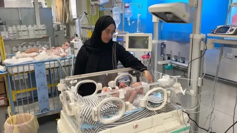 الرضيع محمد المصري رفقة والدته