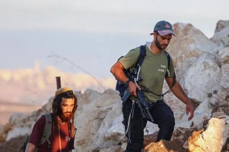 مستوطنون مسلحون في الضفة