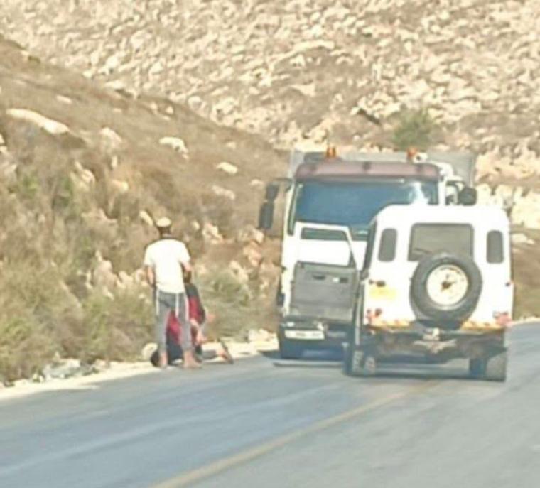 مستوطن يختطف شقيقين على طريق نابلس