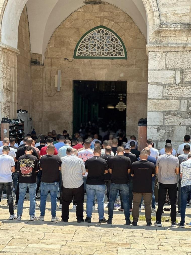 مصلون يؤدون صلاة الجمعة في المسجد الأقصى