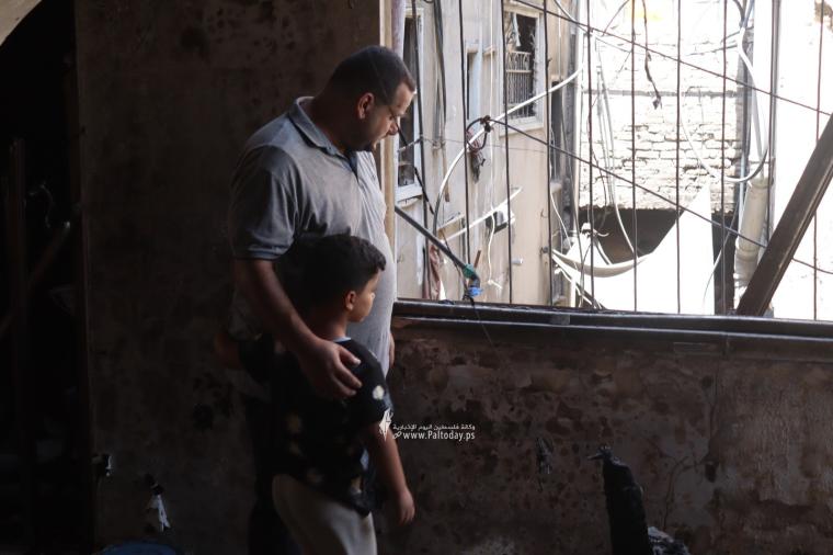 الشاب محمد المصري برفقة نجله