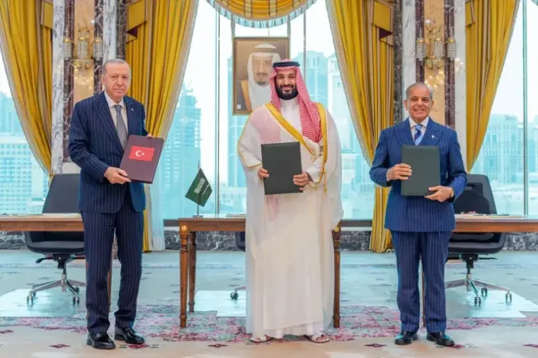 خلال مراسم توقيع اتفاقية الدفاع المشترك