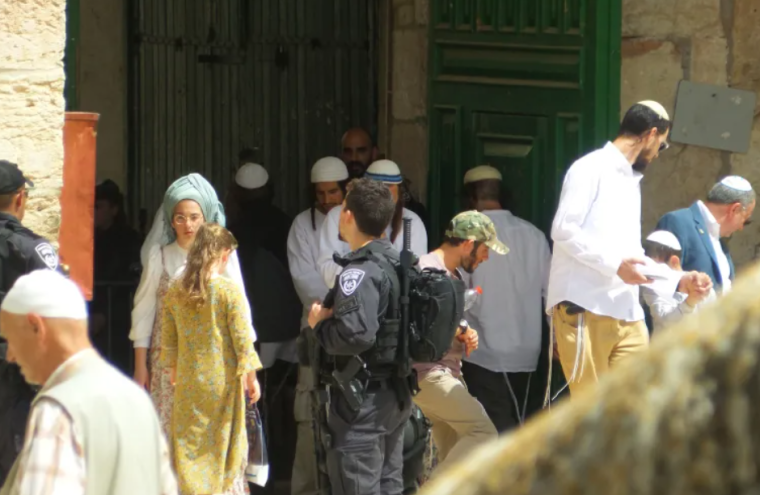 مستوطنون بحماية قوات الاحتلال الاسرائيلي يقتحمون المسجد الاقصى