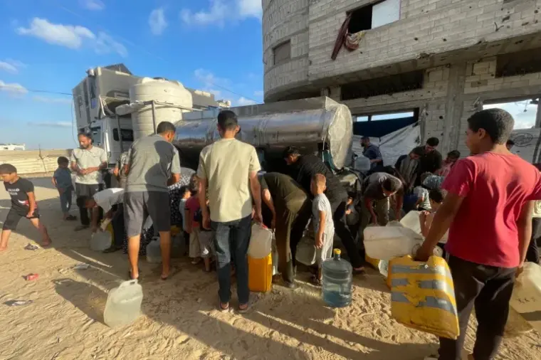 مركبة تحمل مياه محلاة للنازحين