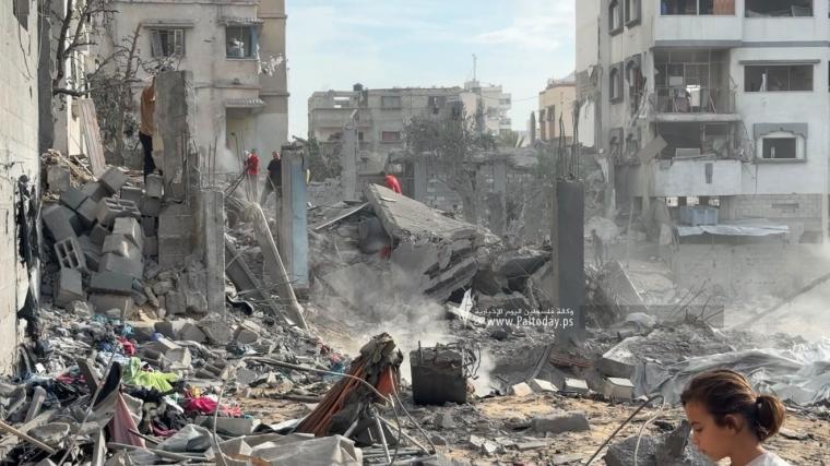 آثار دمار منزل والخيام المحيطة به بعد قصفه بمدينة غزة (2).jpeg