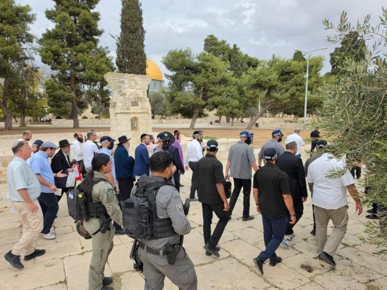 ايتمار بن غفير يتقحم باحات المسجد الاقصى بجراسة امنية مشددة