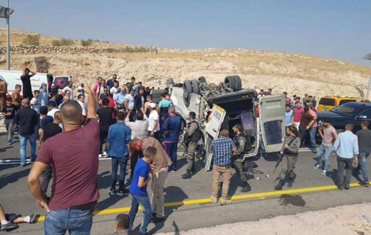 مواطنون يتجمهرون حول الحافلة بعد انقلابها ومصرع أحد ركابها