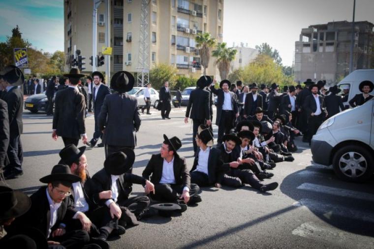 متدينون يهود يتظاهرون رفضاً للخدمة العسكرية