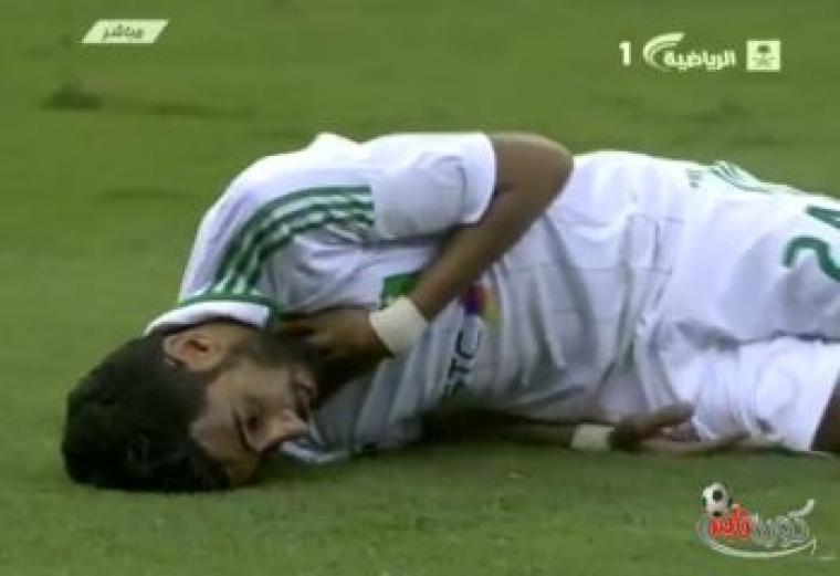 لاعب سعودي يسقط على الارض نتيجة الاختناق