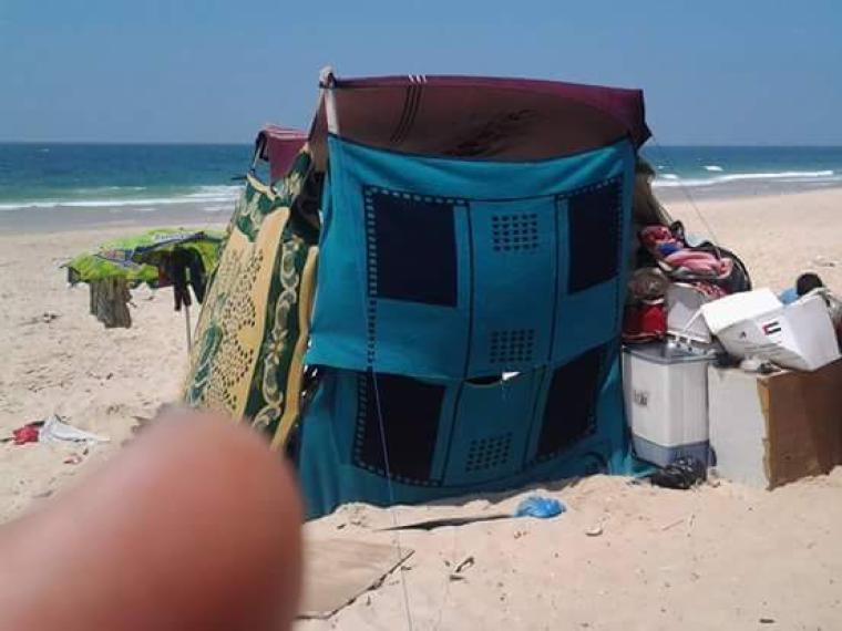 خيمة على شاطئ البحر