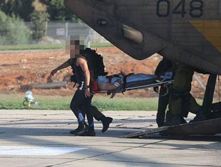 صور لأحد الطيارين الذين تم انقذاهما من الطائرة التي تحطمت قبالة سواحل غزة